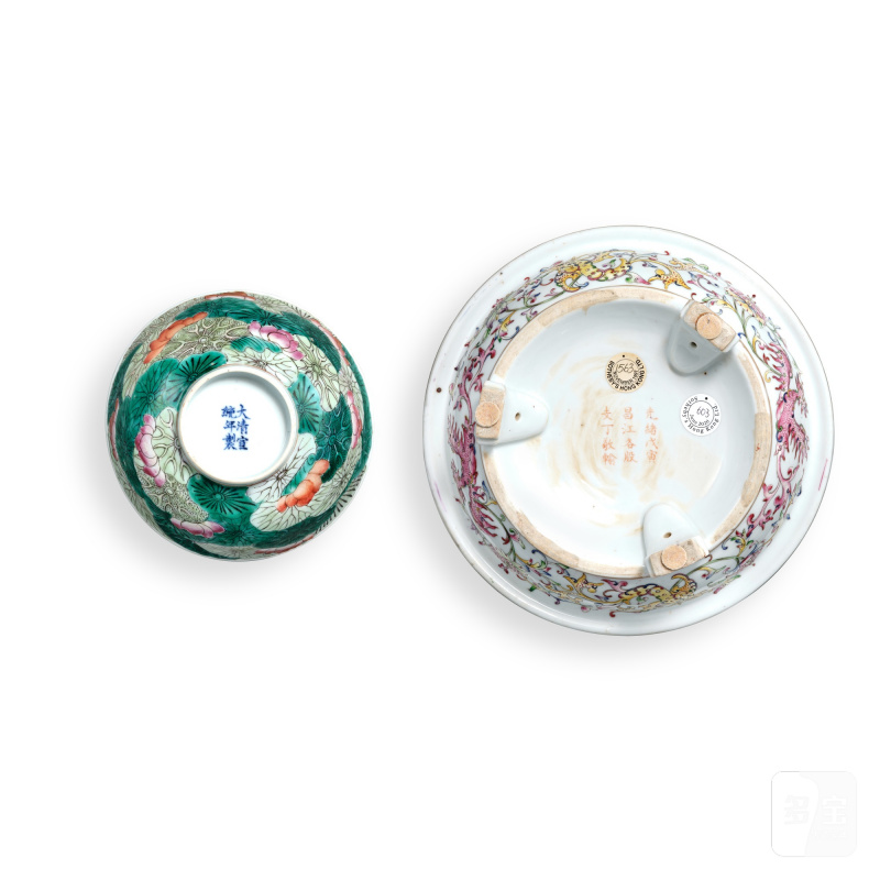 A famille-rose 'kuifeng' tripod dish and a famille-rose 'lotus' bowl, Qing dynasty, Guangxu - Xuantong period | 清光緒至宣統 粉彩夔鳳紋三足盤及粉彩荷塘盌 - 图2